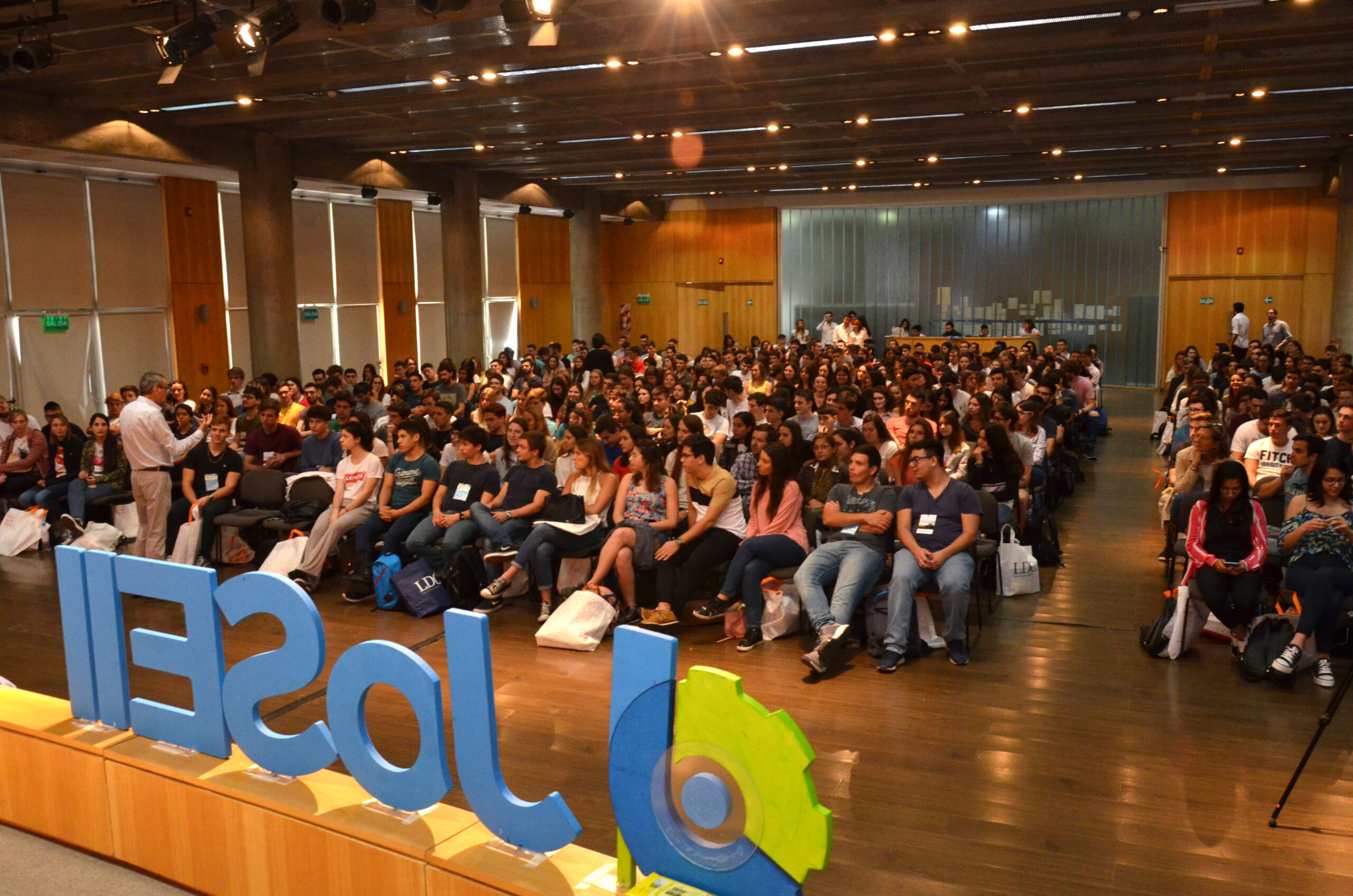 Conferencia Magistral – Daniel Colombo